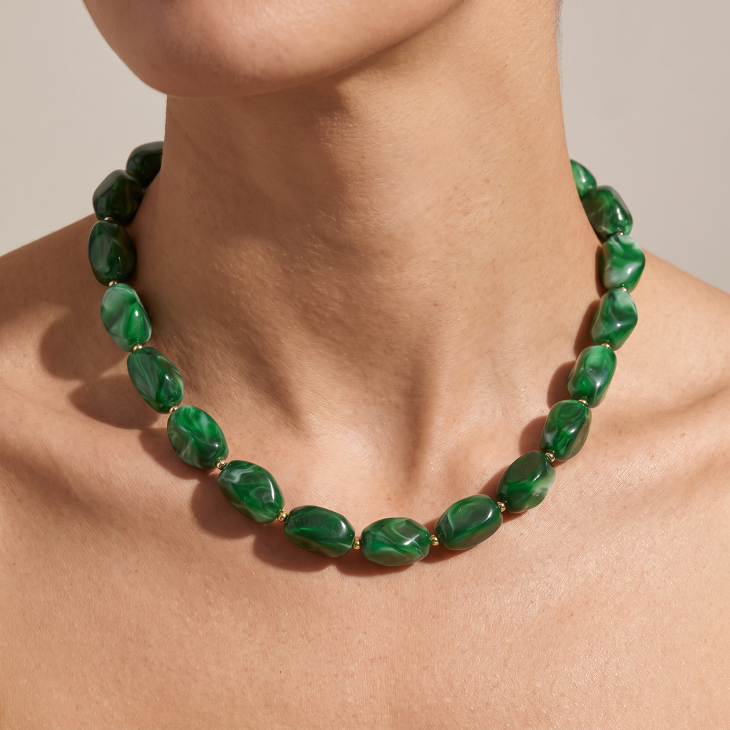 Collier de perles à forme organique, porté, vert foncé