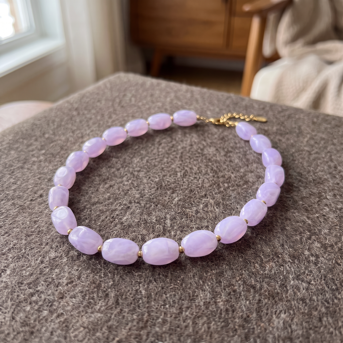 Collier de perles à forme organique, porté en tenue, violet clair