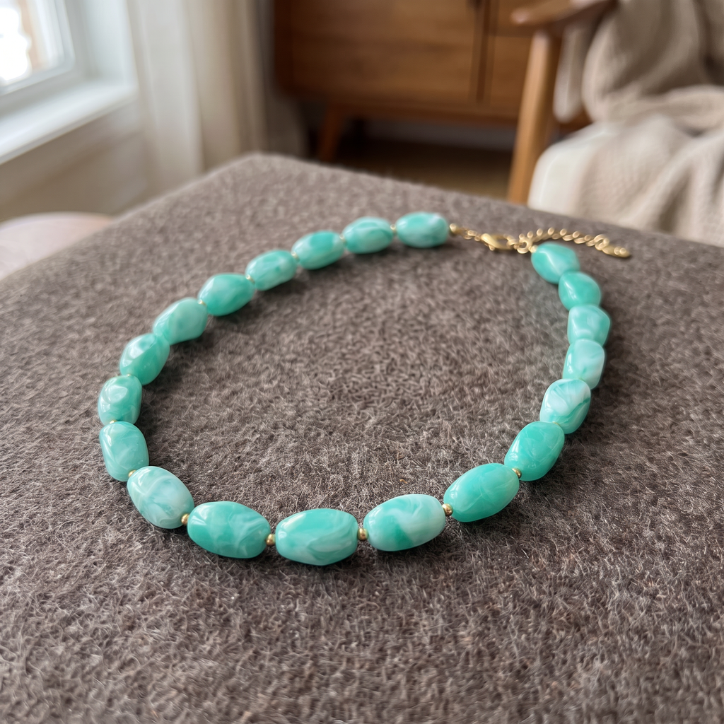 Collier de perles à forme organique, porté en tenue, bleu turquoise