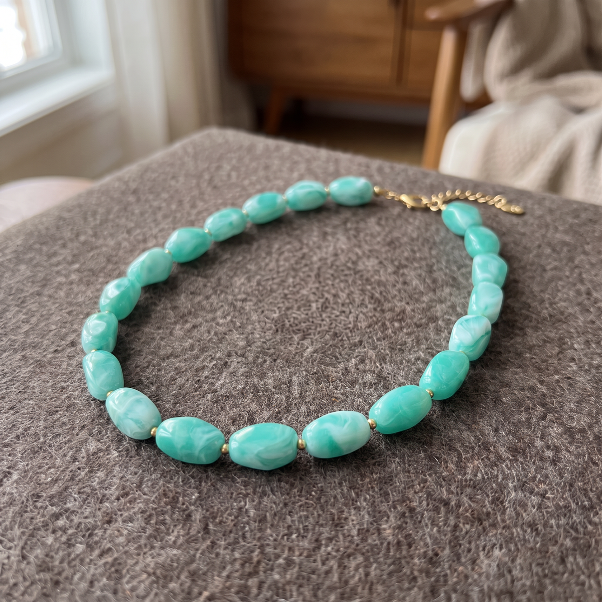 Collier de perles à forme organique, porté en tenue, bleu turquoise