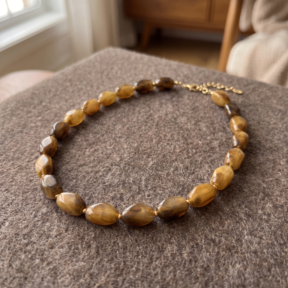 Collier de perles à forme organique, porté en tenue, marron