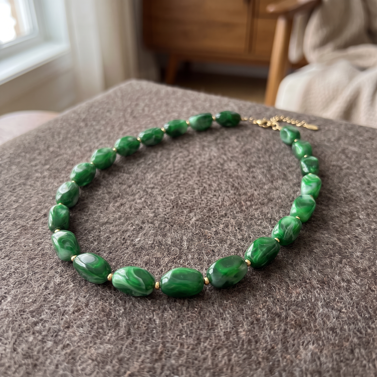 Collier de perles à forme organique, porté en tenue, vert foncé