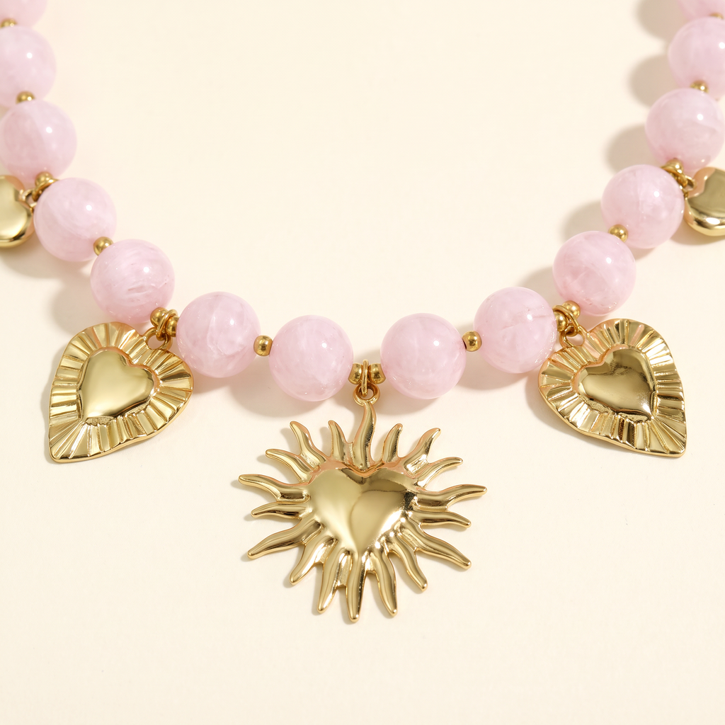 Collier cœur doré à breloques en perles 48 cm, détail du motif, rose clair