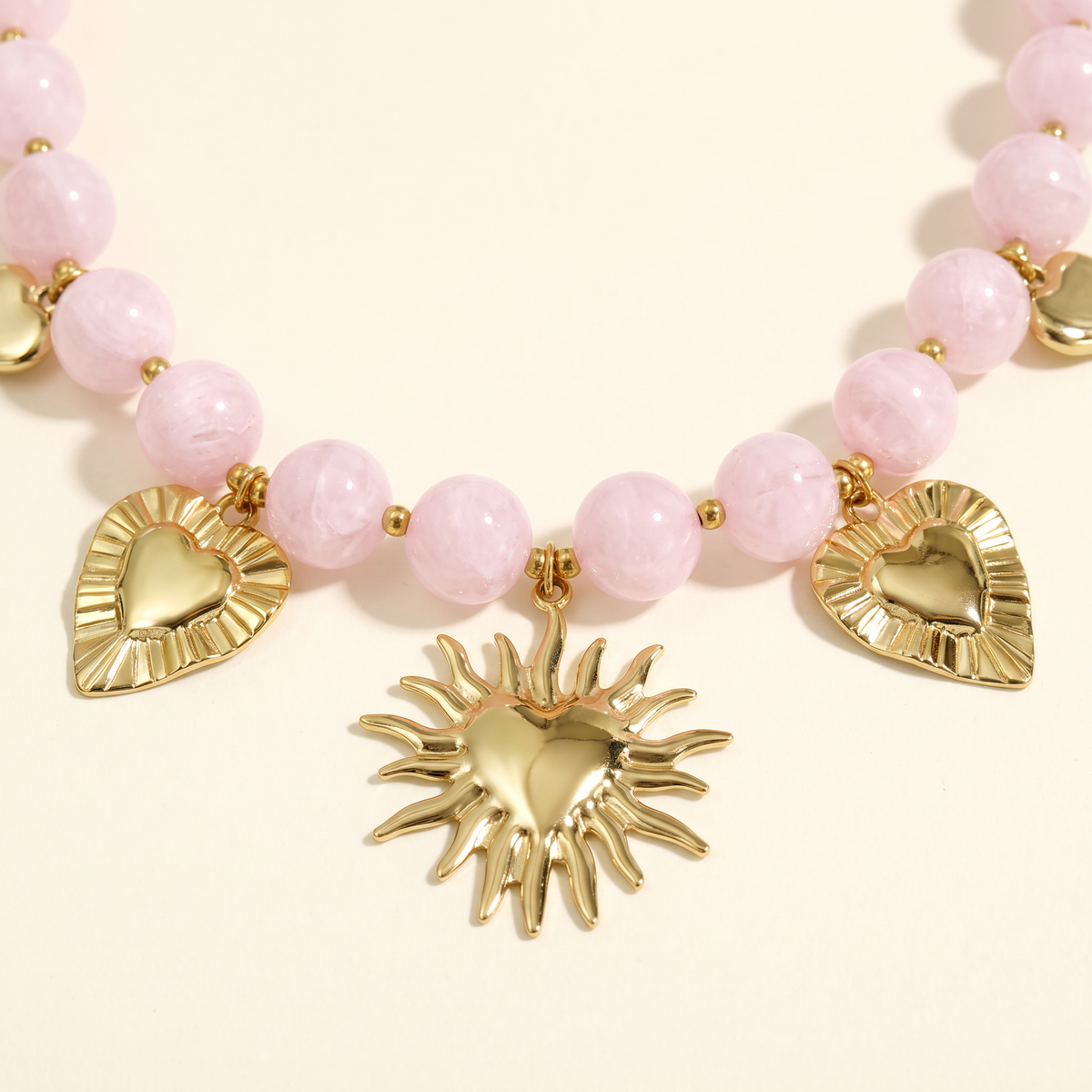 Collier cœur doré à breloques en perles 48 cm, détail du motif, rose clair