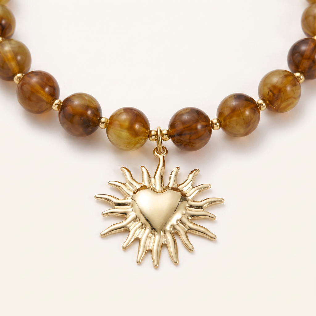 Collier cœur doré à breloques en perles 48 cm, détail du motif