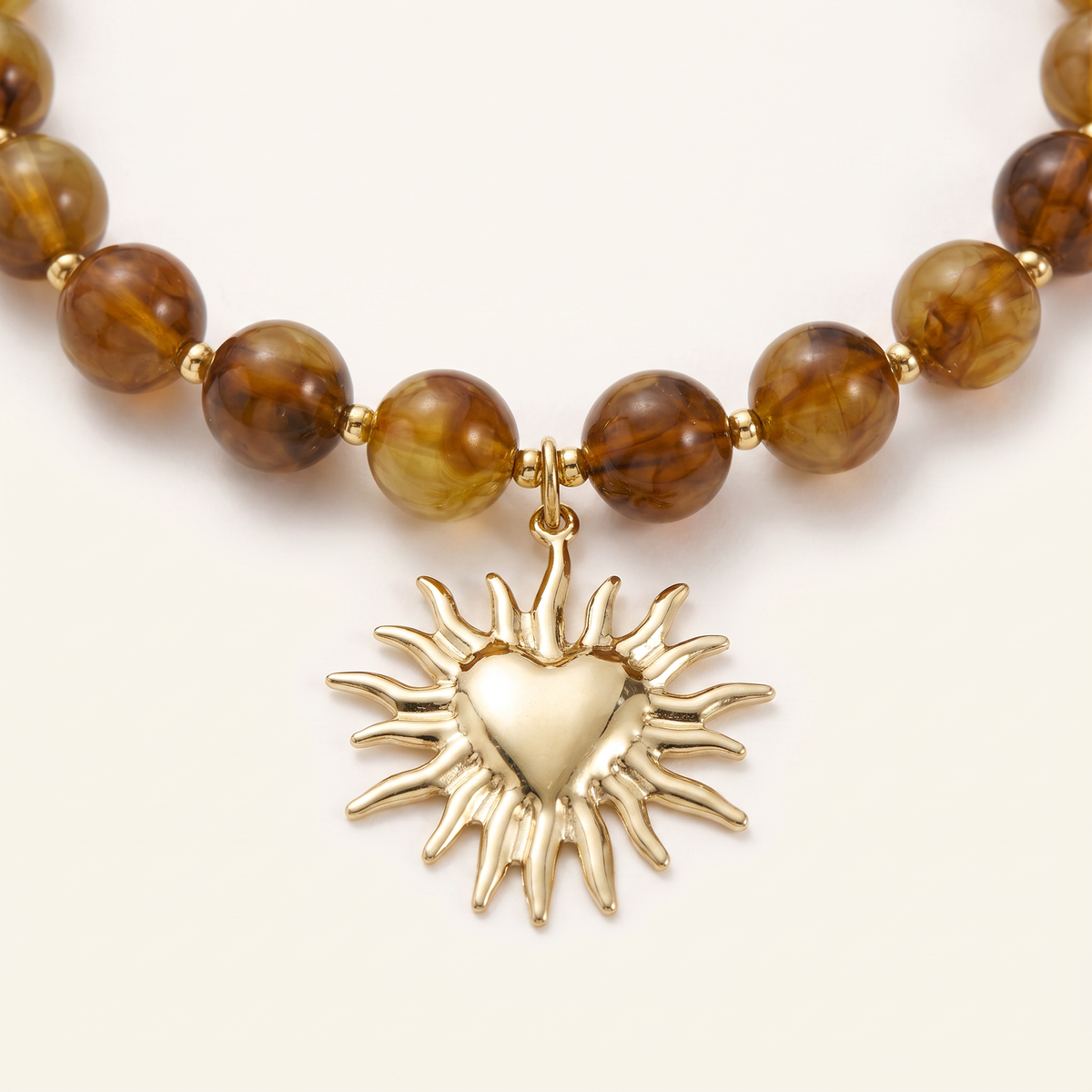 Collier cœur doré à breloques en perles 48 cm, détail du motif