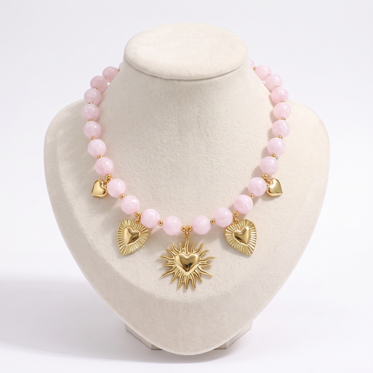 Collier cœur doré à breloques en perles 48 cm, vue de face, rose clair