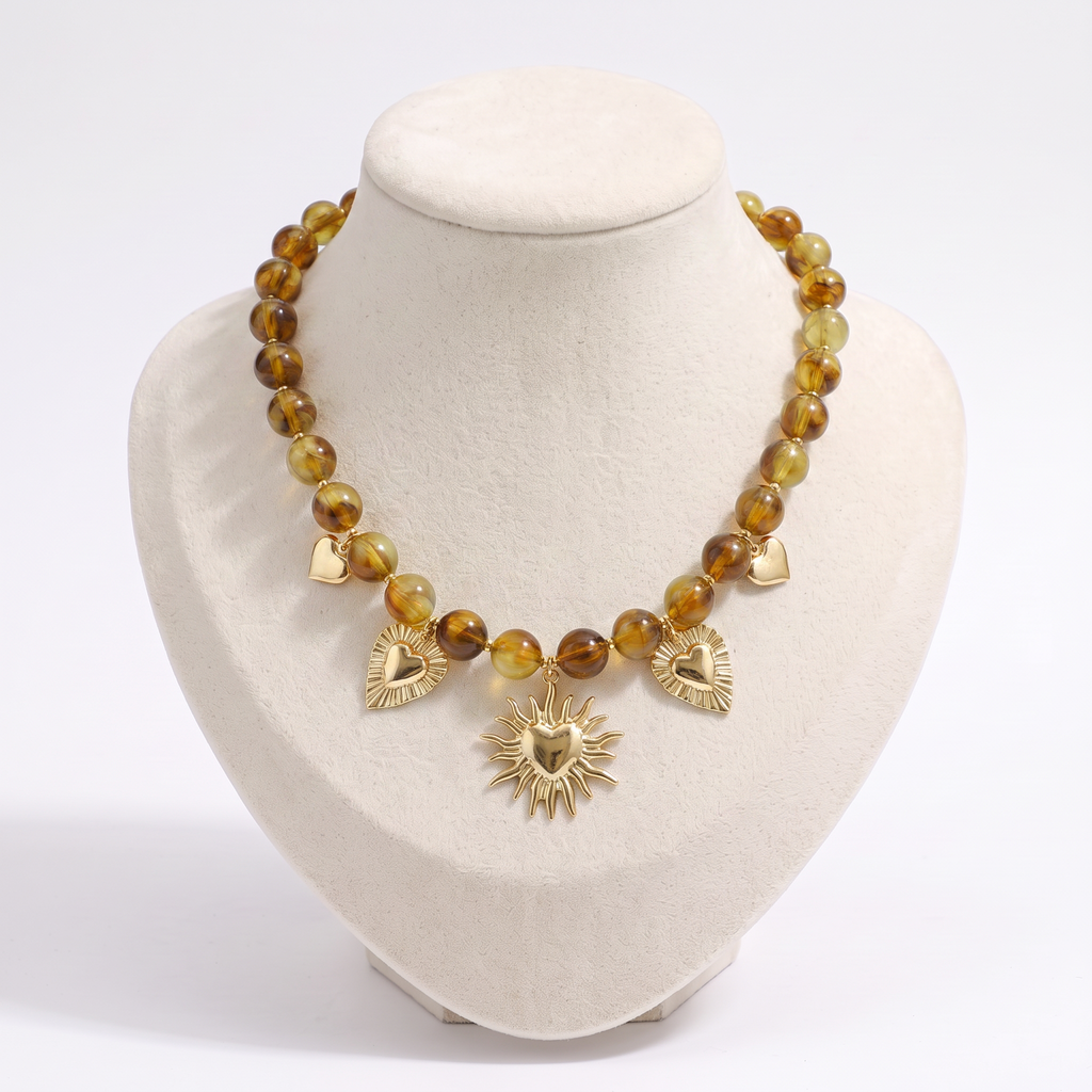 Collier cœur doré à breloques en perles 48 cm, vue de face