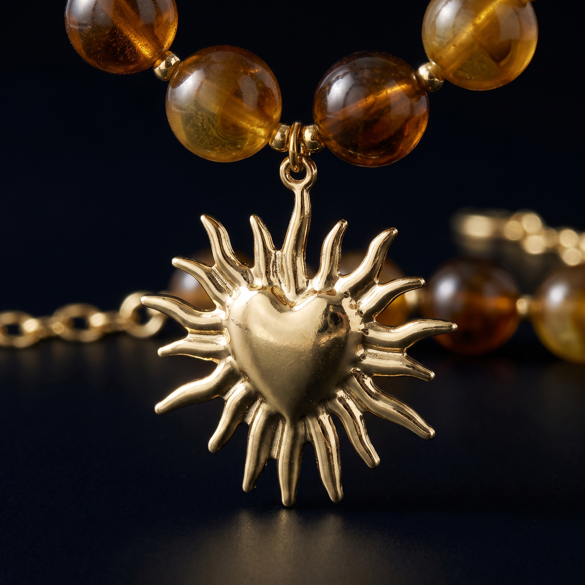Collier cœur doré à breloques en perles 48 cm, motif en gros plan
