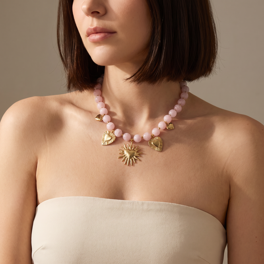 Collier cœur doré à breloques en perles 48 cm, porté mi-corps, rose clair