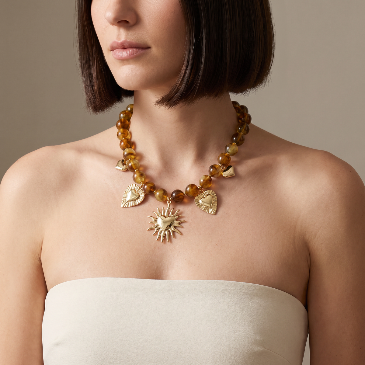 Collier cœur doré à breloques en perles 48 cm, porté mi-corps