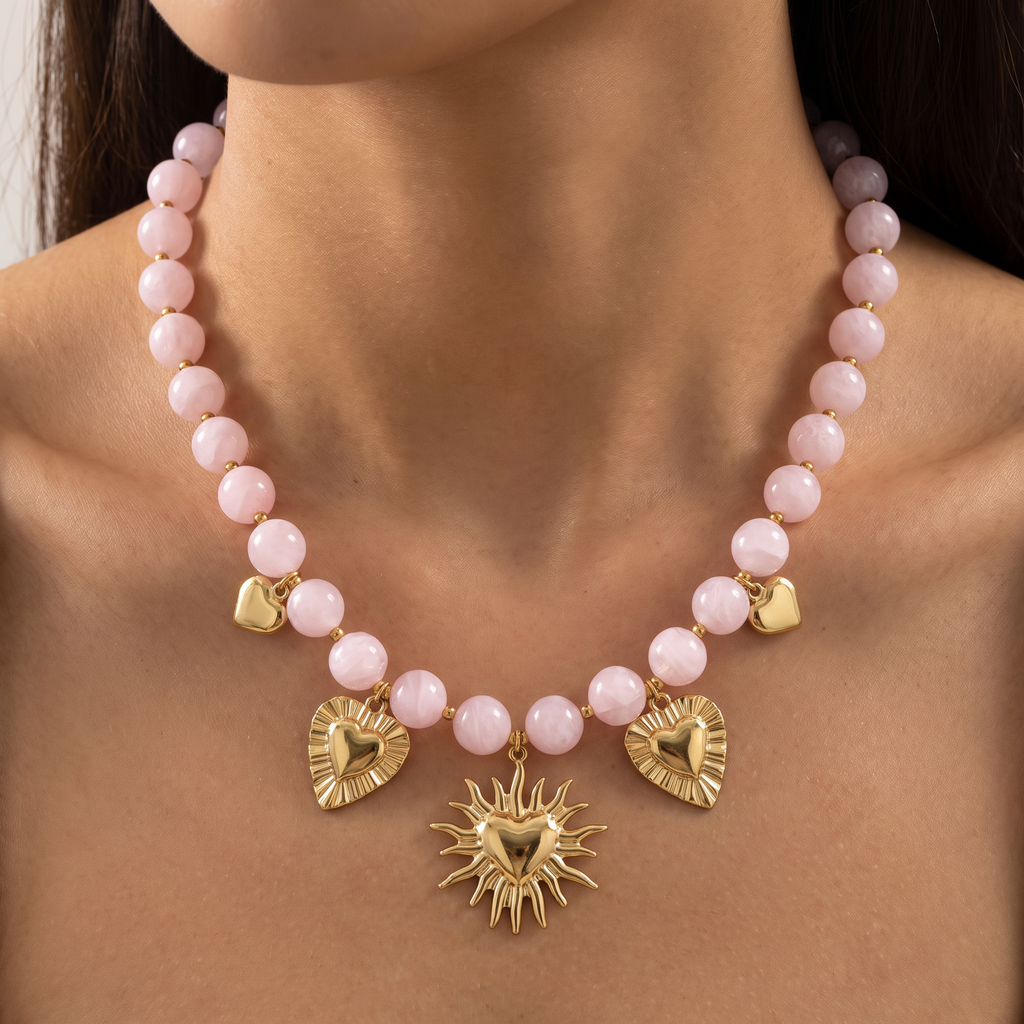 Collier cœur doré à breloques en perles 48 cm, porté, rose clair