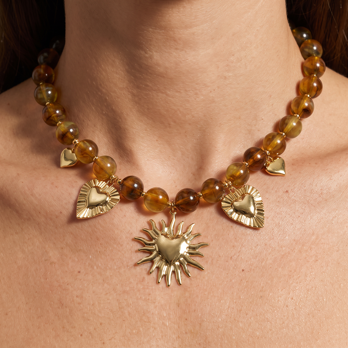 Collier cœur doré à breloques en perles 48 cm, porté