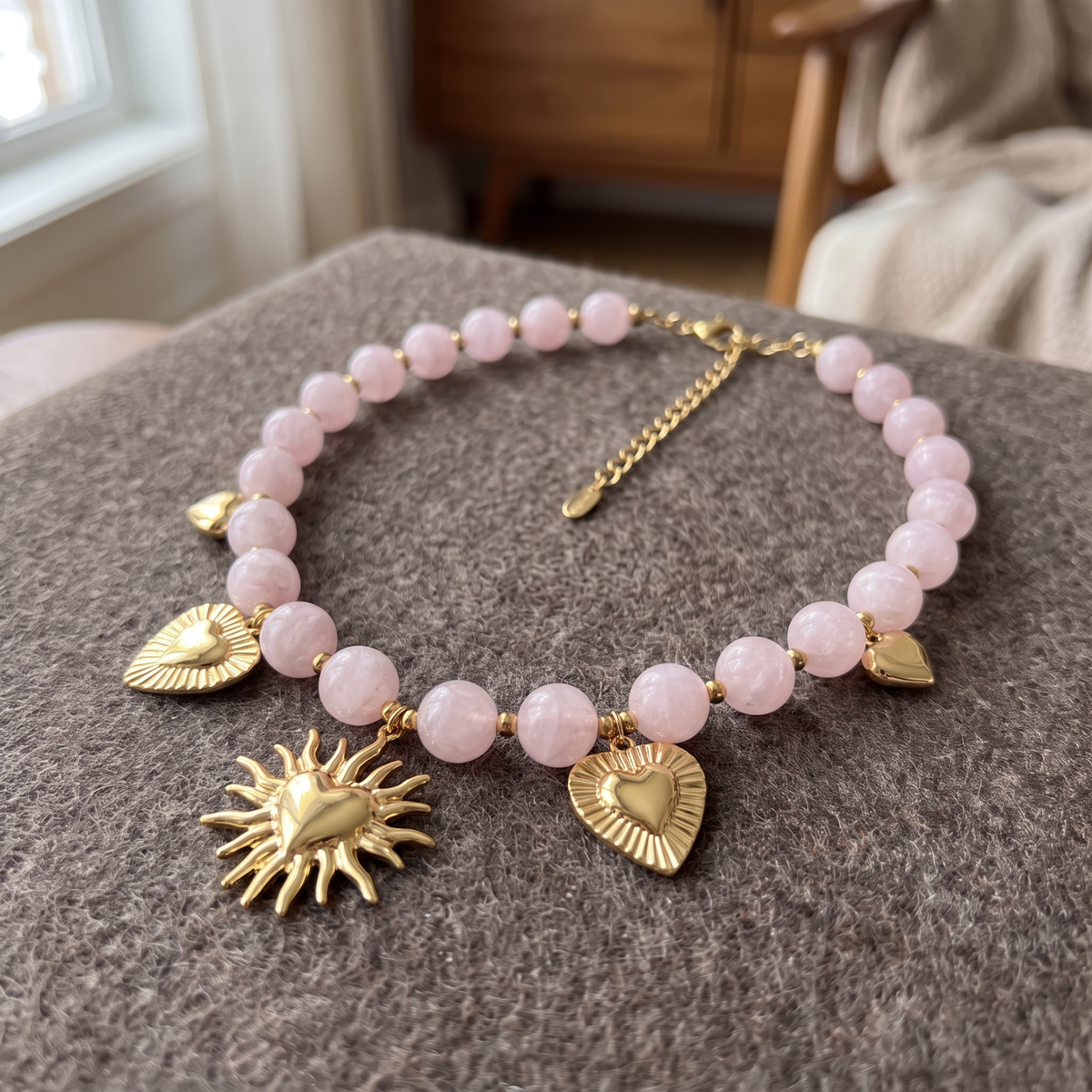 Collier cœur doré à breloques en perles 48 cm, porté en tenue, rose clair