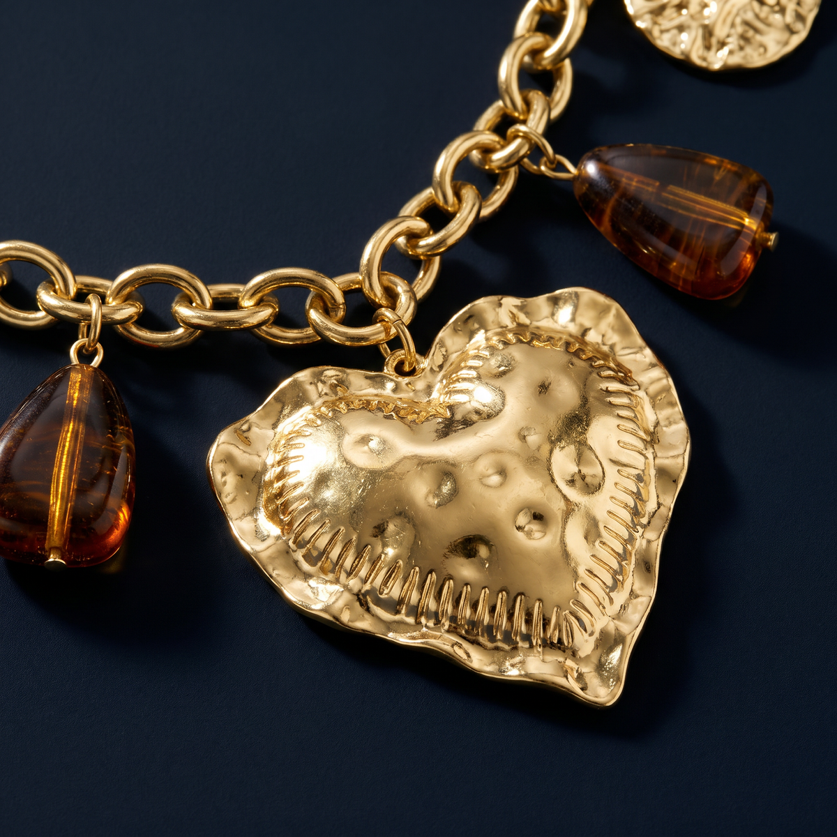 Collier cœur doré en perles 43 cm, motif en gros plan