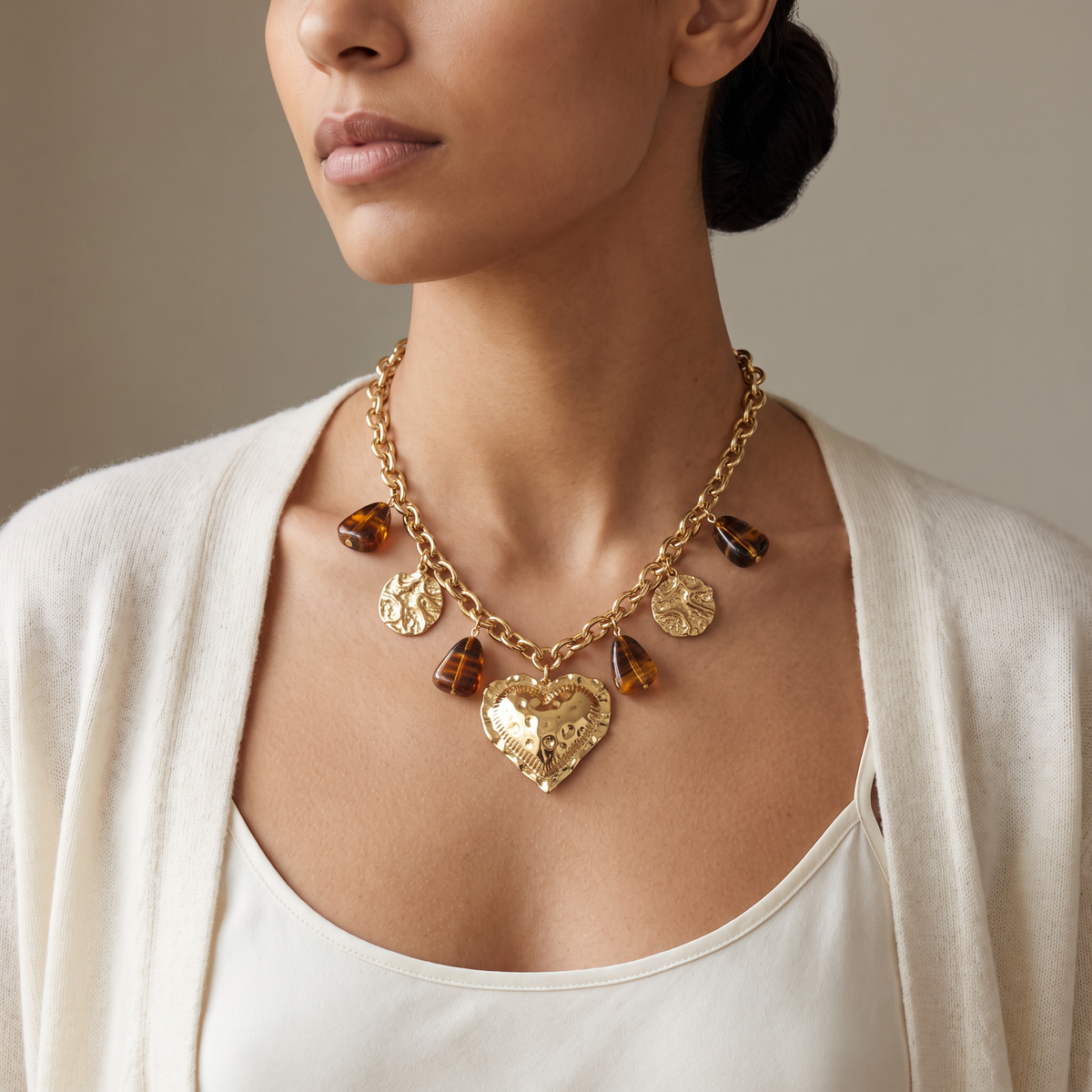Collier cœur doré en perles 43 cm, porté mi-corps