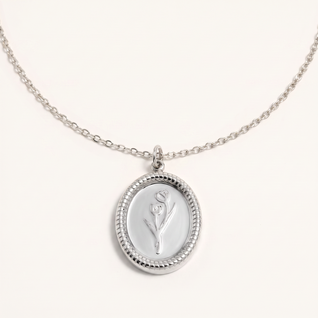 Collier pendentif à médaillon, détail du motif, argenté