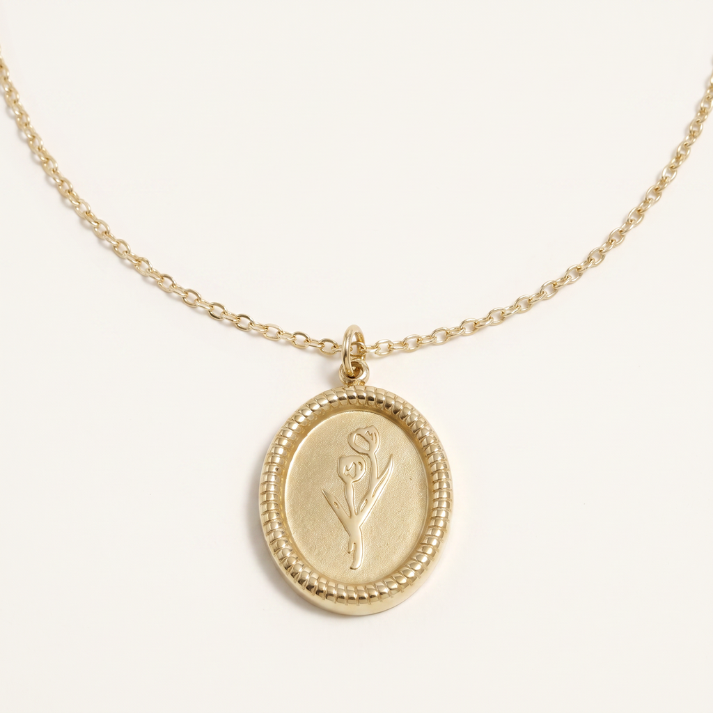 Collier pendentif à médaillon, détail du motif, doré