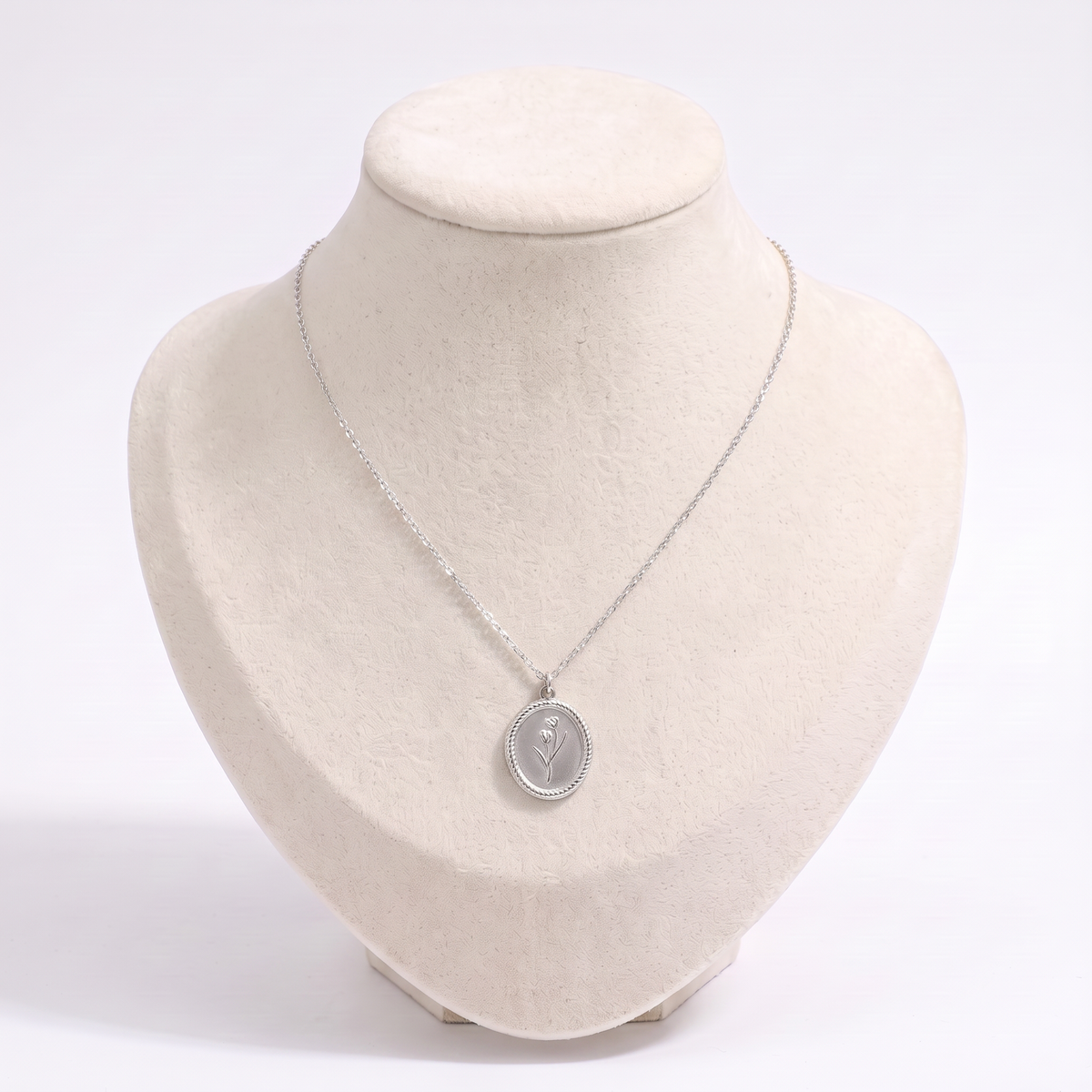 Collier pendentif à médaillon, vue de face, argenté