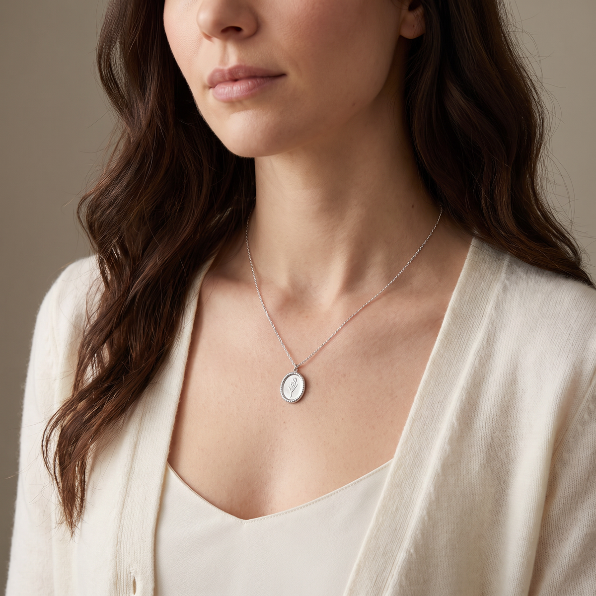 Collier pendentif à médaillon, porté mi-corps, argenté