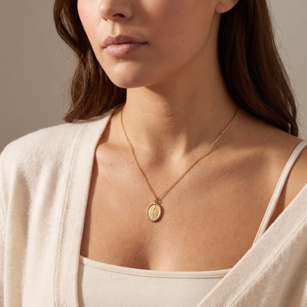 Collier pendentif à médaillon, porté mi-corps, doré
