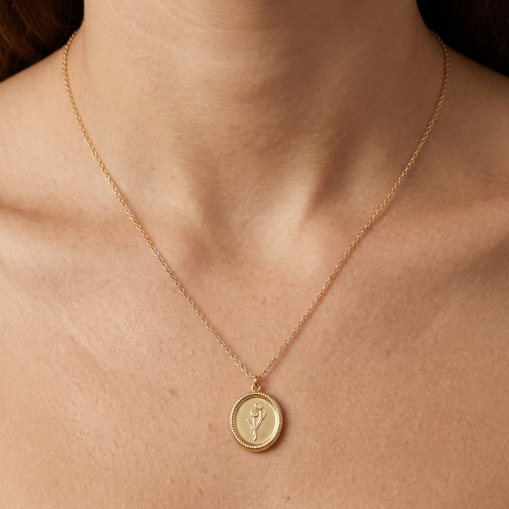 Collier pendentif à médaillon, porté, doré