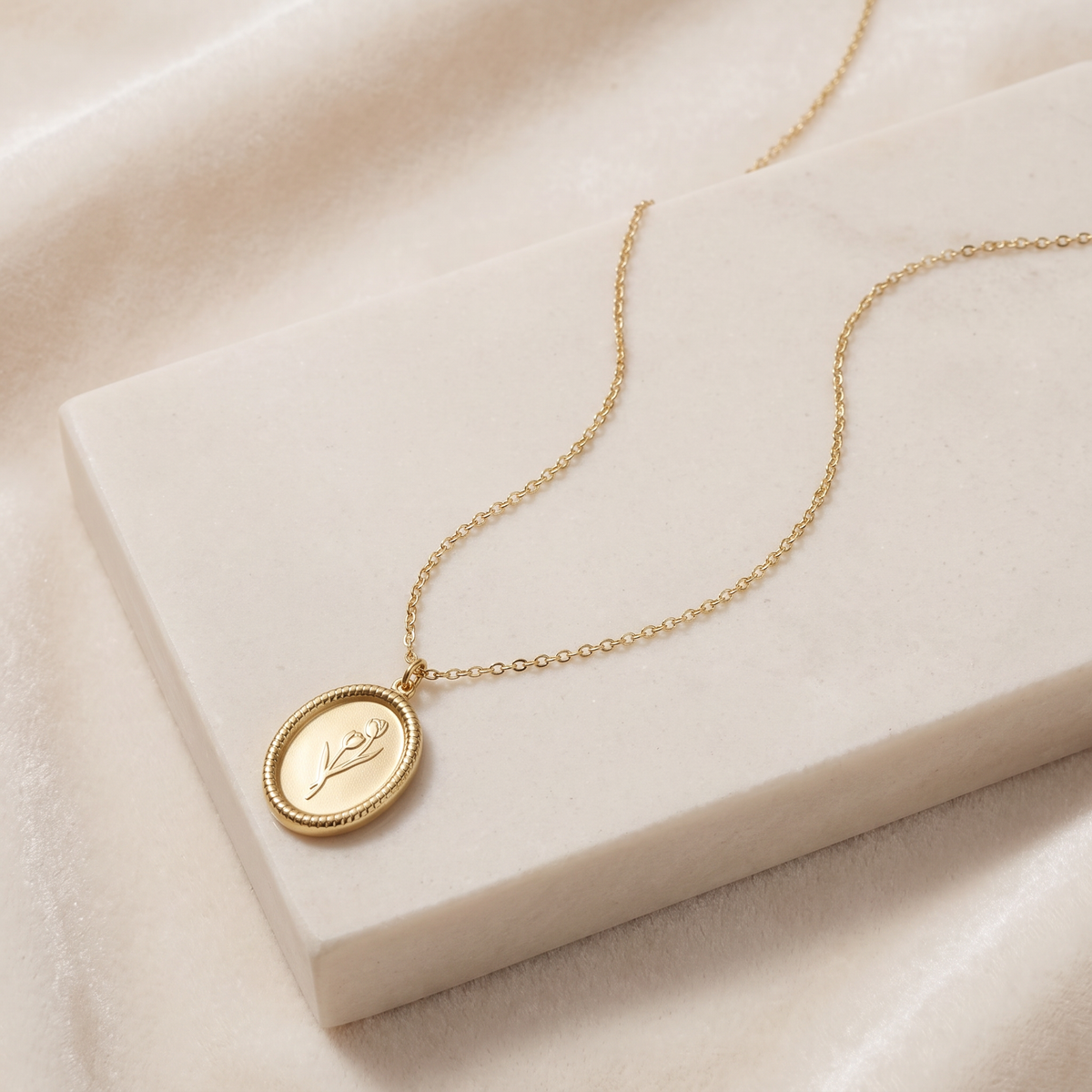 Collier pendentif à médaillon — Doré