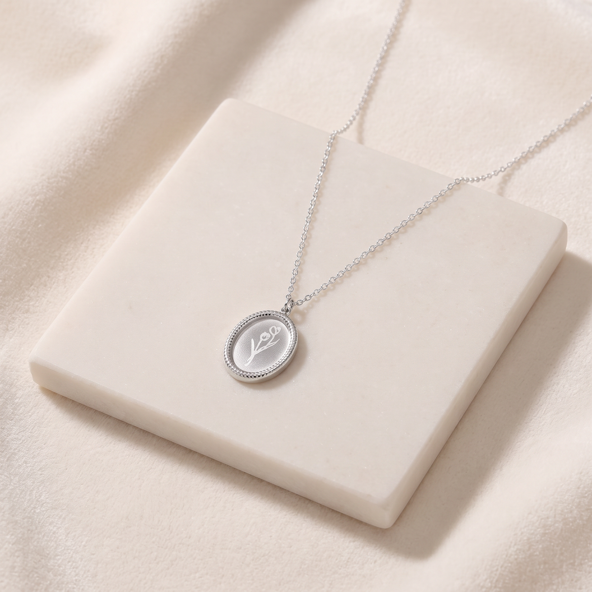 Collier pendentif à médaillon — Argenté