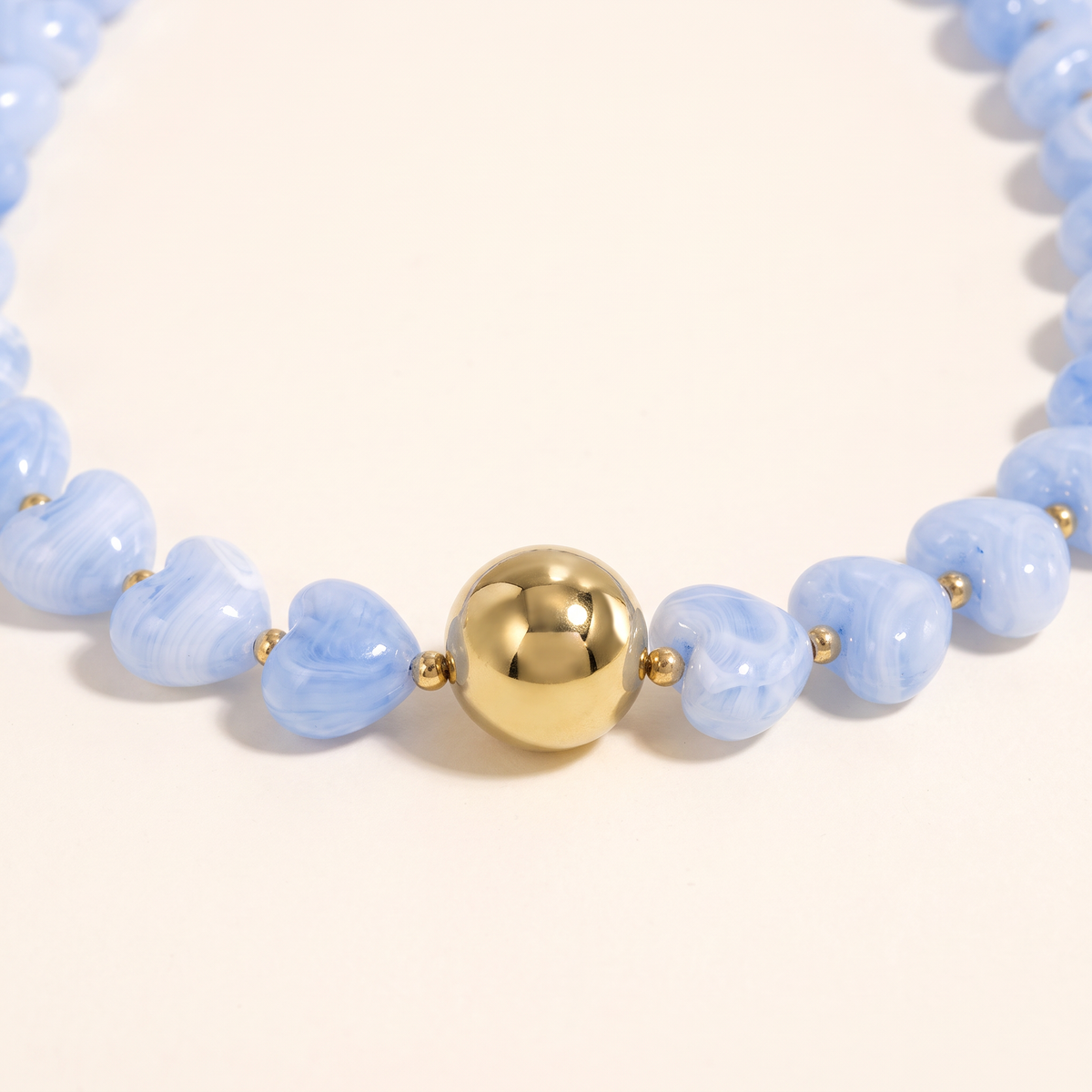 Collier cœur doré en perles 42 cm, détail du motif, bleu clair