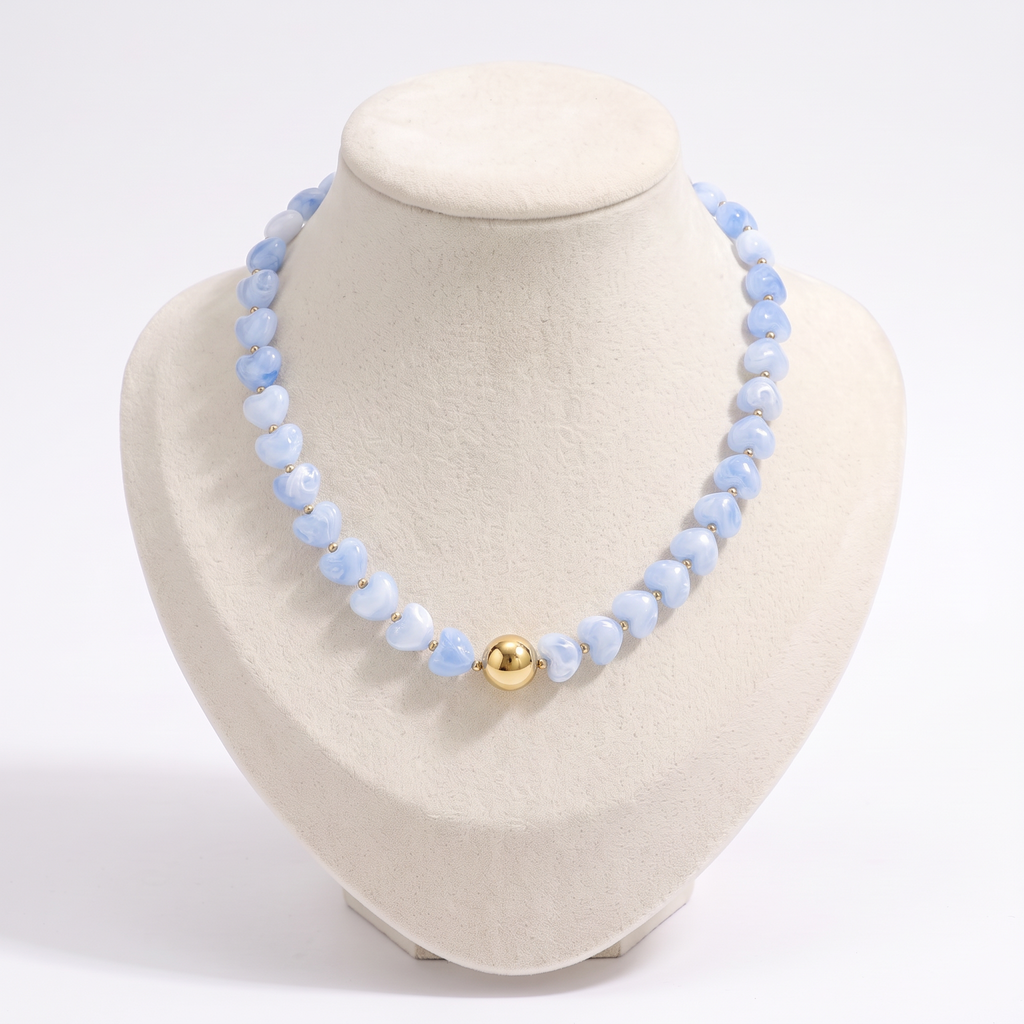 Collier cœur doré en perles 42 cm, vue de face, bleu clair