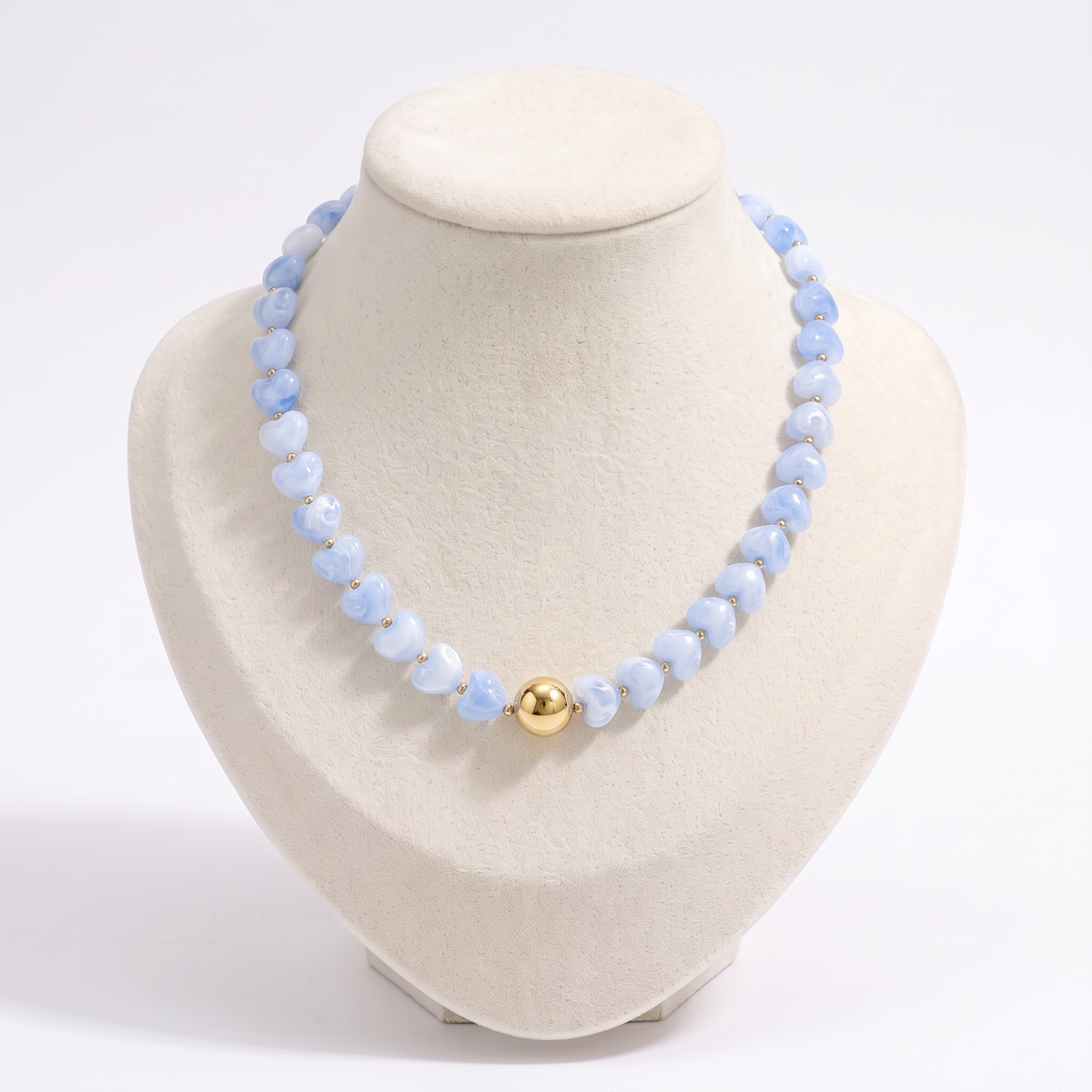 Collier cœur doré en perles 42 cm, vue de face, bleu clair