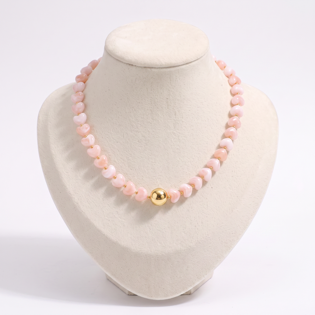 Collier cœur doré en perles 42 cm, vue de face, rose clair