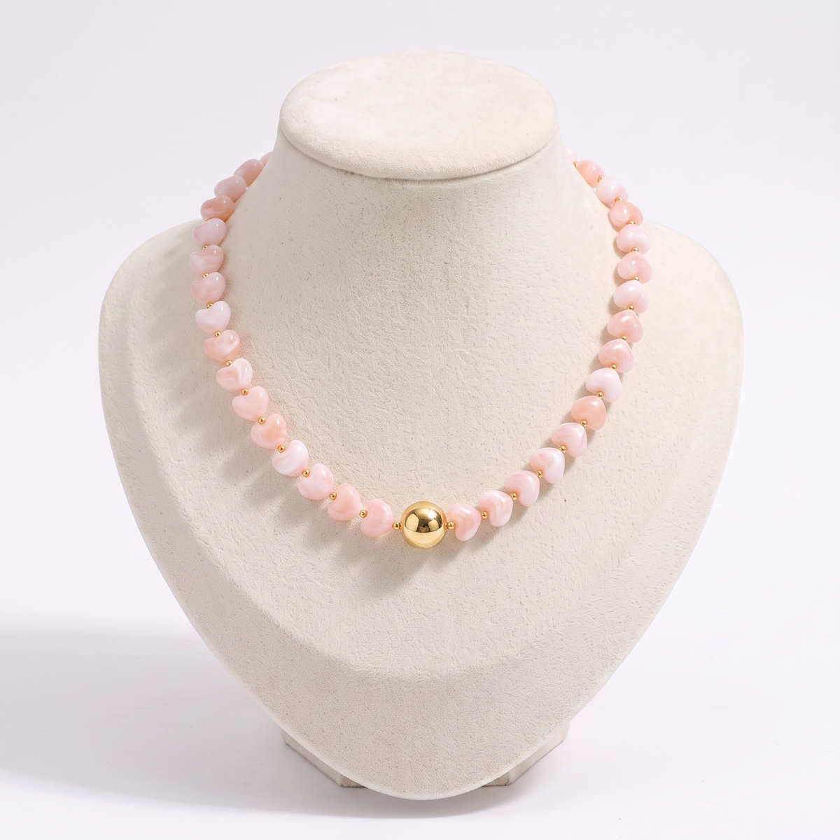 Collier cœur doré en perles 42 cm, vue de face, rose clair