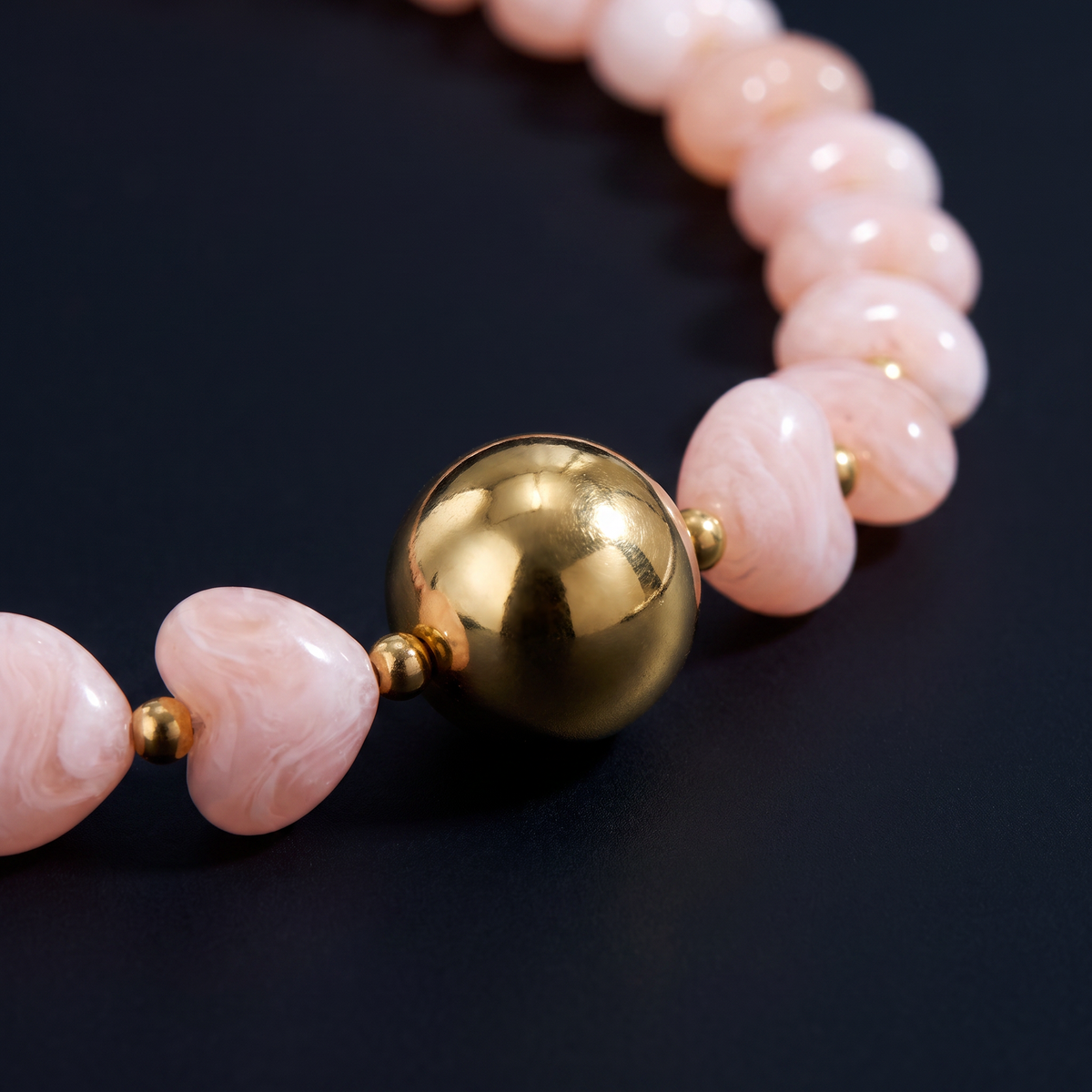 Collier cœur doré en perles 42 cm, motif en gros plan