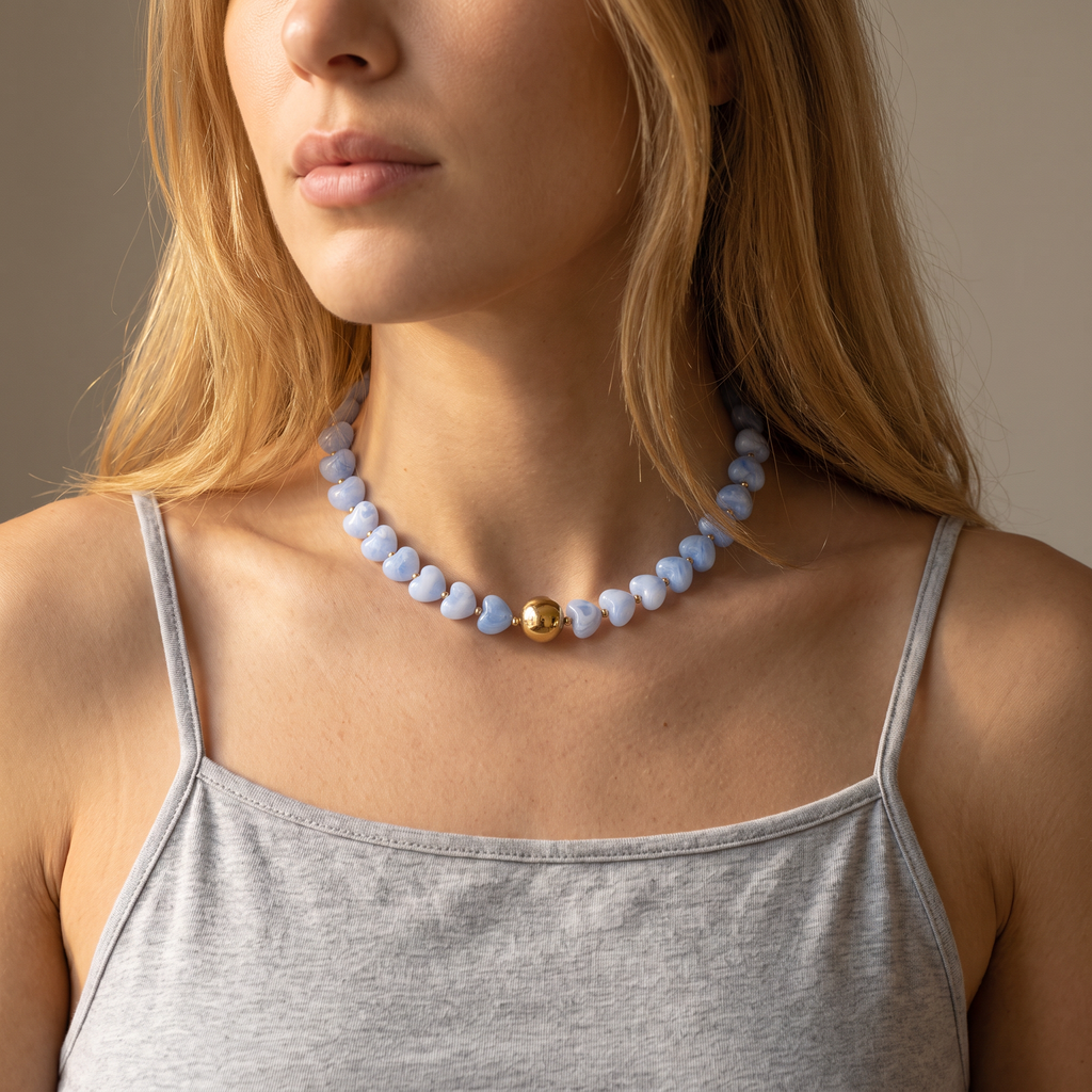 Collier cœur doré en perles 42 cm, porté mi-corps, bleu clair