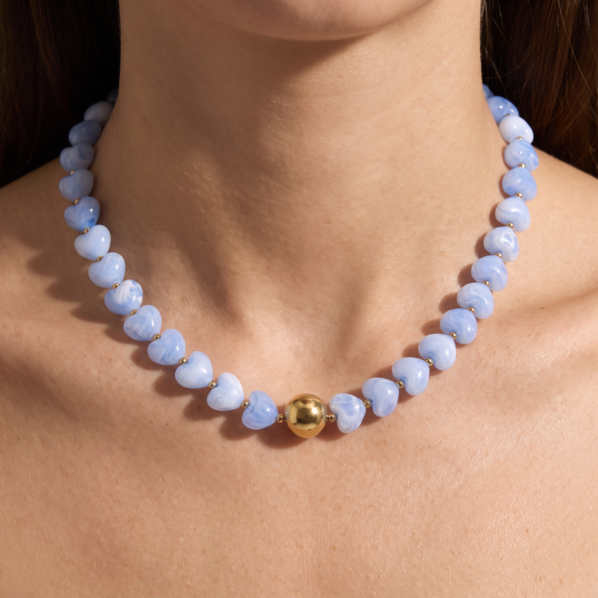 Collier cœur doré en perles 42 cm, porté, bleu clair