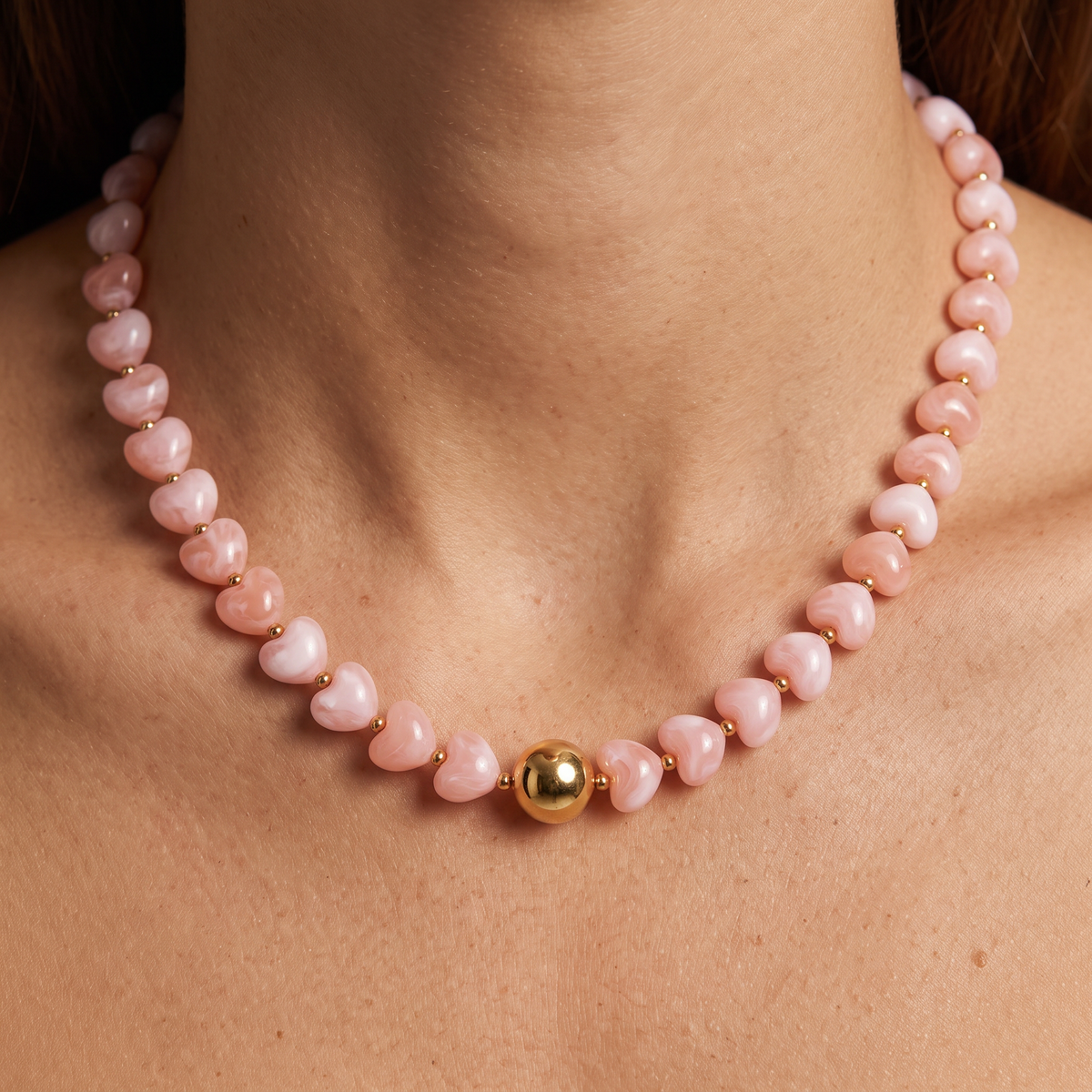 Collier cœur doré en perles 42 cm, porté, rose clair