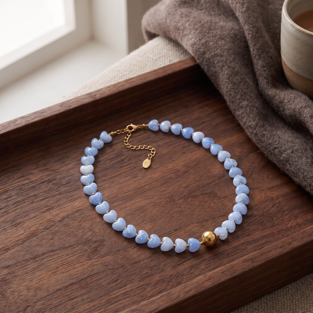 Collier cœur doré en perles 42 cm, porté en tenue, bleu clair