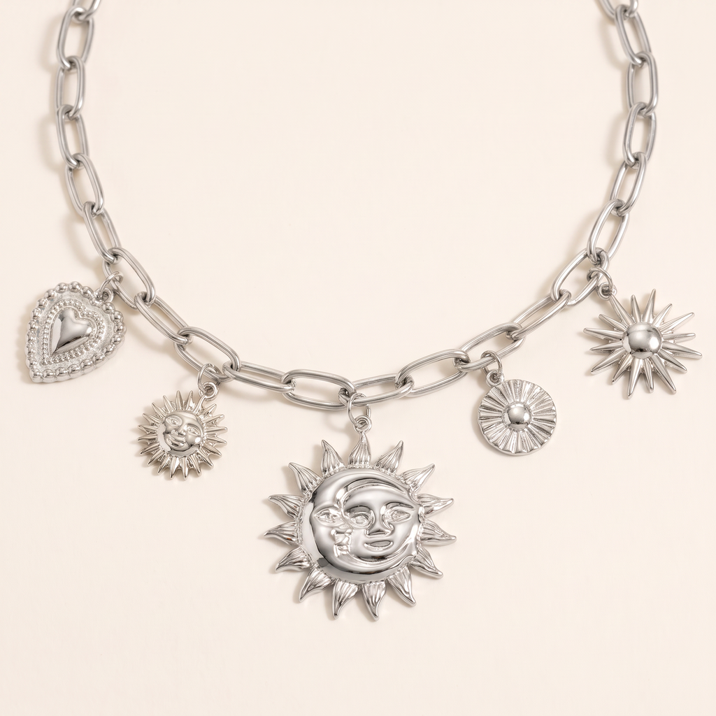 Collier soleil grosse maille, détail du motif, argenté