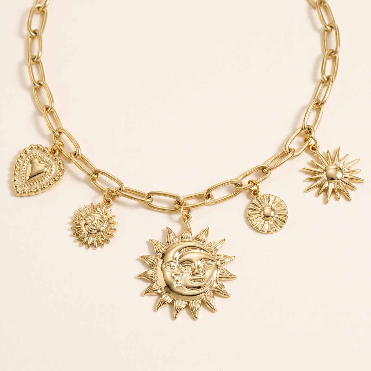 Collier soleil grosse maille, détail du motif, doré