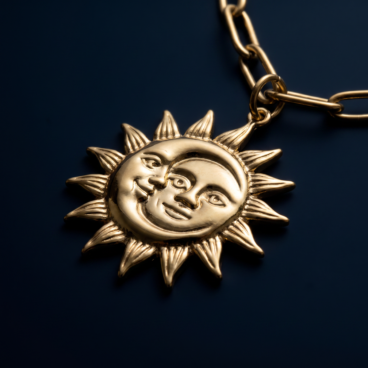 Collier soleil grosse maille, motif en gros plan