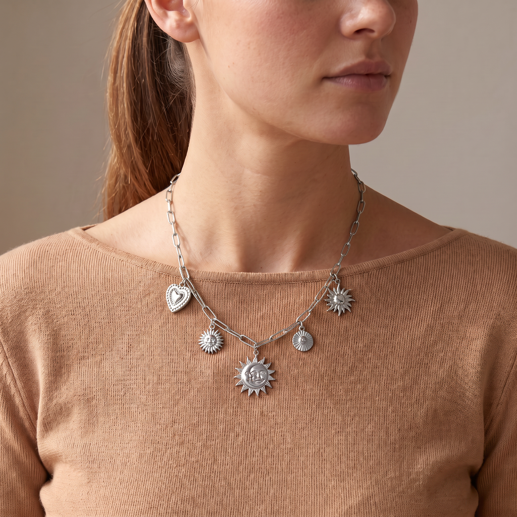 Collier soleil grosse maille, porté mi-corps, argenté