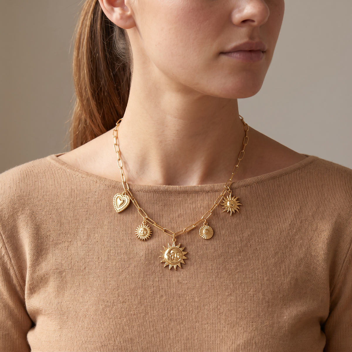 Collier soleil grosse maille, porté mi-corps, doré