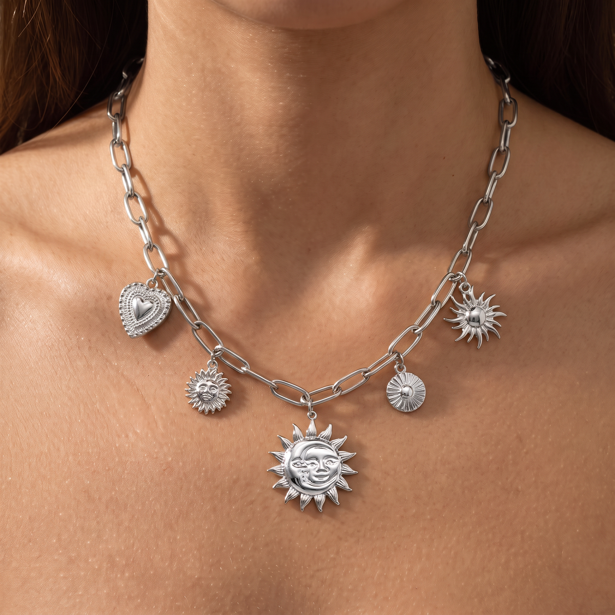 Collier soleil grosse maille, porté, argenté
