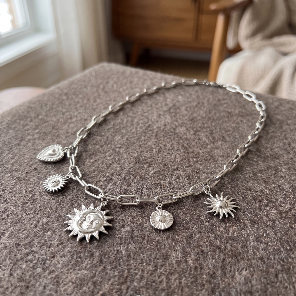 Collier soleil grosse maille, porté en tenue, argenté