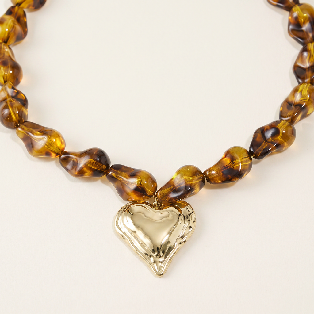 Collier cœur doré en perles 41 cm, détail du motif