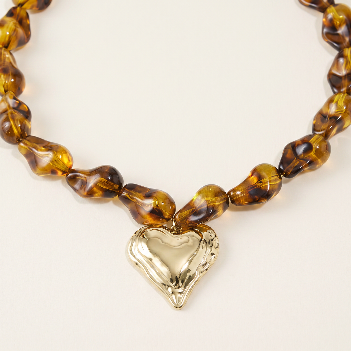Collier cœur doré en perles 41 cm, détail du motif