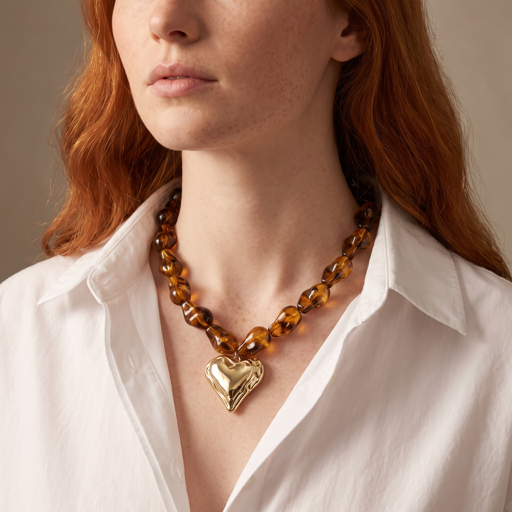 Collier cœur doré en perles 41 cm, porté mi-corps
