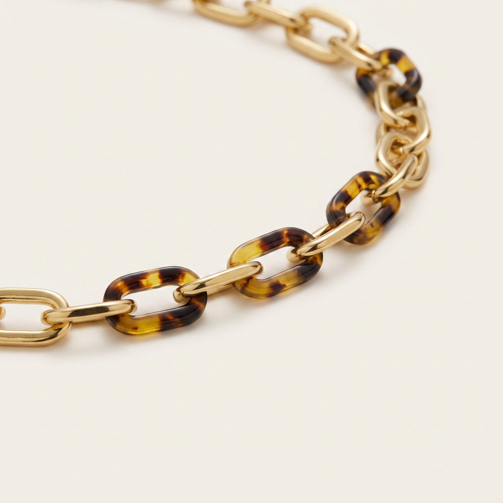 Collier à maillons doré façon écaille, détail du motif