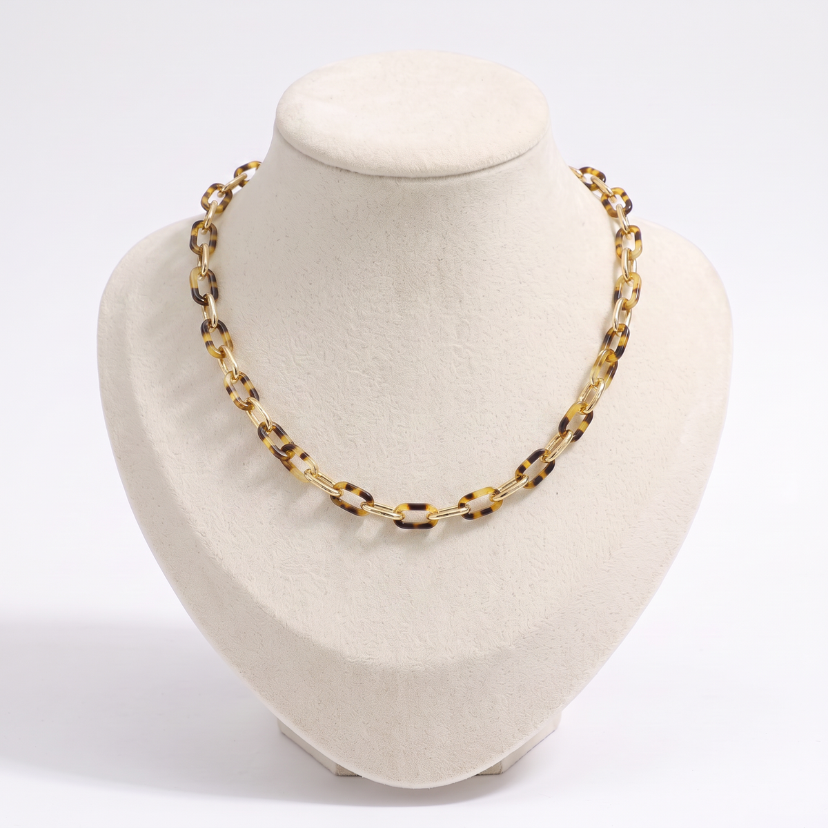 Collier à maillons doré façon écaille, vue de face